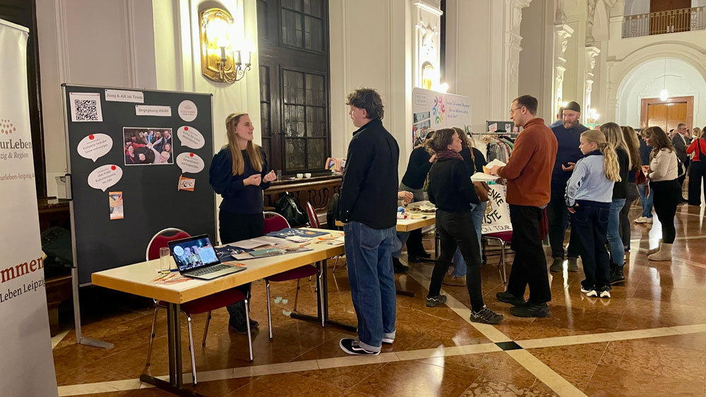 Gemeinwohlparlament 2025: Während eines Rundgangs kamen wir mit den Gemeinwohlparlementsmitgliedern ins Gespräch.