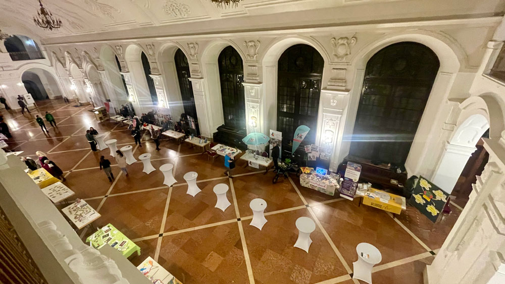 Gemeinwohlparlament 2025: Insgesamt 26 Projekte waren zur Auswahl. In der Wandelhalle konnten sie sich präsentieren.